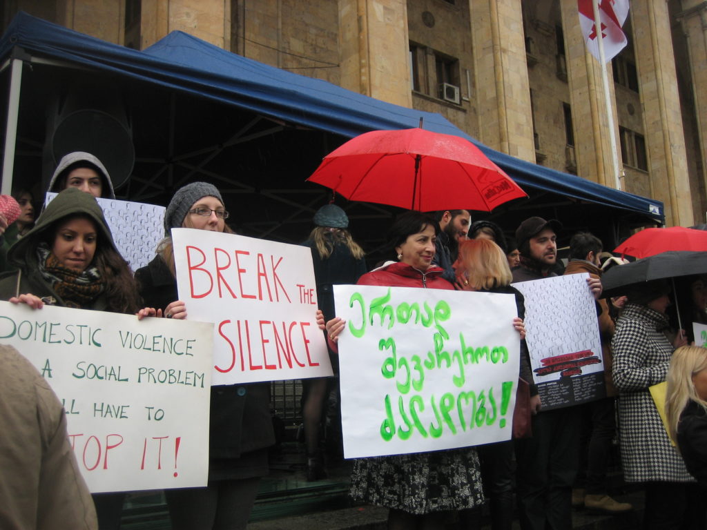 25-ого ноября, во вторник, Движение женщин Грузии провела акции протеста по всей Грузии, призывающие остановить насилие против женщин