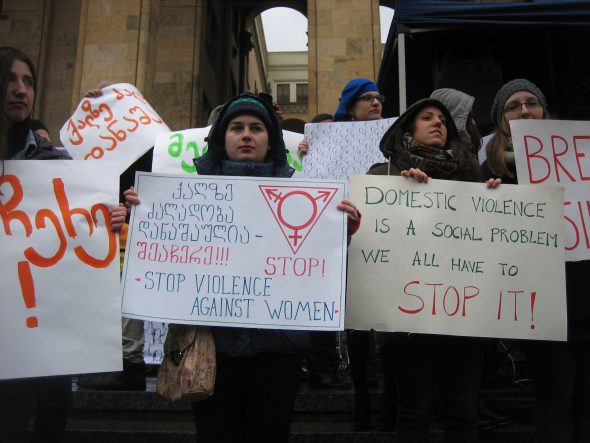 Грузия: убийства выдвинули вопрос насилия против женщин на передний план